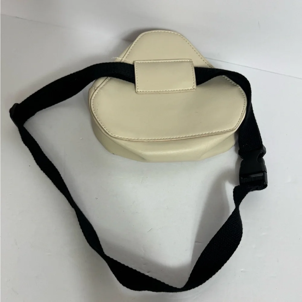 Cream and Red‎ Triangle Crossbody Bag